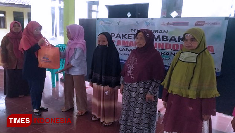 20 kaum lansia di Desa Candinegara yang mendapat bantuan paket sembako dari BMT Amanah Indonesia (FOTO : Sutrisno/TIMES Indonesia)