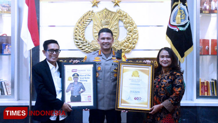 Kapolresta Malang Kota Kombes Pol Budi Hermanto saat menerima piagam penghargaan ATI 2021 kategori Man of The Year. (Foto: Dok. TIMES Indonesia)