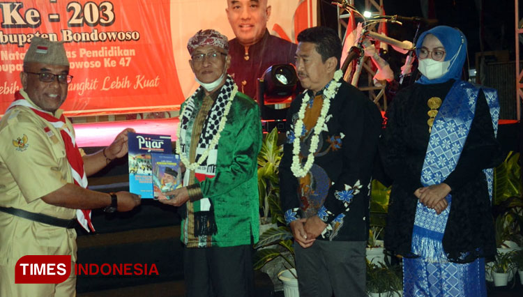 Kepala Dinas Pendidikan Kabupaten Bondowoso Sugiono Eksantoso (pakai Pramuka) dalam sebuah acara di kantor Disdik (FOTO: Moh Bahri/TIMES Indonesia)