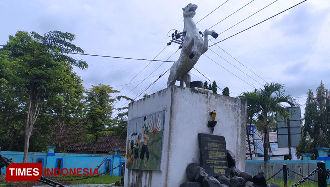 Monumen kuda putih Mayangkara yang berada di Kecamatan Mantup, Kabupaten Lamongan. (FOTO: MFA Rohmatillah/ TIMES Indonesia)