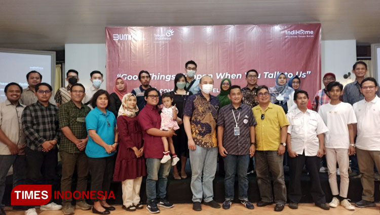 Foto : Jajaran Manajemen Telkom Surabaya Selatan foto bersama pelanggan Indihome High Value Customer saat acara gathering, Jumat (2/9/2022).(Foto: Lely Yuana/TIMES Indonesia)