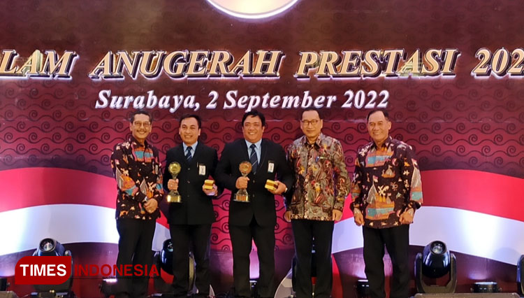 Jajaran Direksi PT DLU saat menyerahkan penghargaan kepada kantor cabang terbaik dalam acara Malam Anugerah Prestasi 2022 di Isyana Ballroom Hotel Bumi Surabaya, Jumat (2/9/2022) malam.(Foto : Lely Yuana/TIMES Indonesia) 