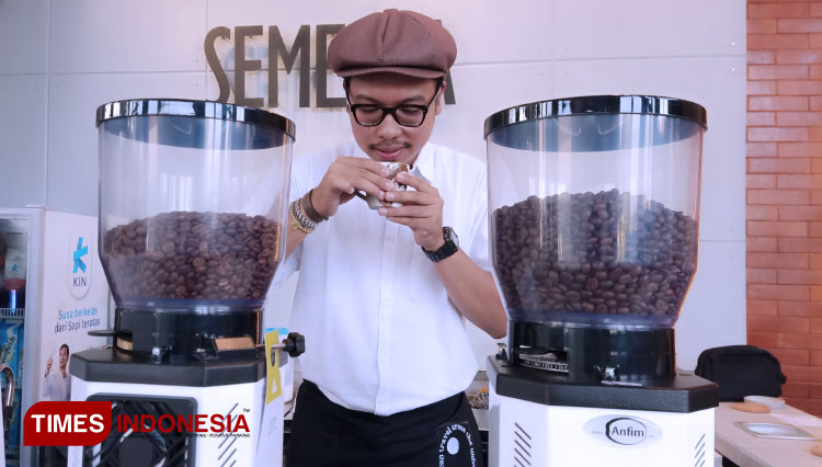Barista Coffe White Semesta Cafe Caruban, Septian Resvianto saat mendemonstrasikan pembuatan kopi capuccino. (Foto: Aditya Candra/TIMES Indonesia)