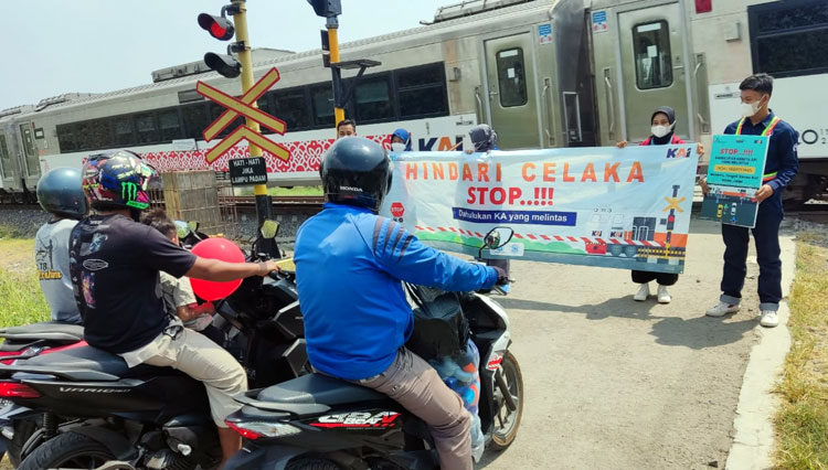 Sosialisasi keselamatan di perlintasan Kereta Api Sebidang yang dilakukan PT KAI Daop 3 Cirebon. (Humas KAI Daop 3 Cirebon)