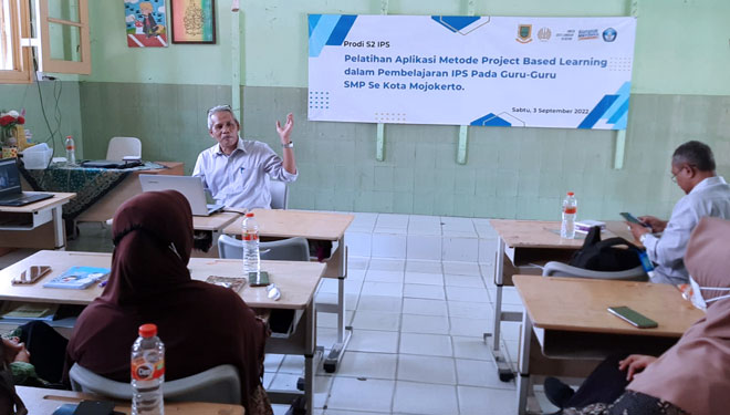 Prodi S2 Pendidikan IPS Unesa Berikan Pelatihan Project Based Learning pada Guru SMP Se-Kota Mojokerto