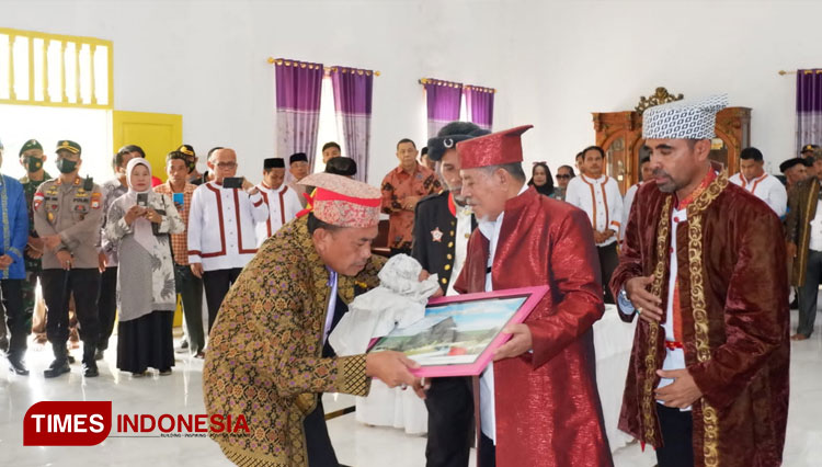A. Kessultan Jailolo saat kukuhkan Gubernur Malut Jiko Makukut (Foto:Adpim Malut/TIMES Indonesia)