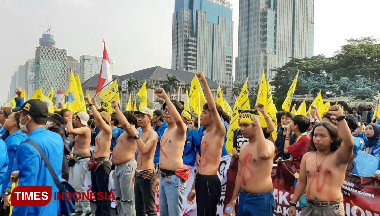 Aksi Demo PMII terhadap kenaikan harga BBM. (FOTO: Moh. Ramli/TIMES Indonesia)