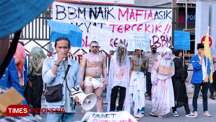 Bbm Riots Tolak Kenaikan BBM, PMII Kota Tasikmalaya Gelar Aksi di Depot BBM ...