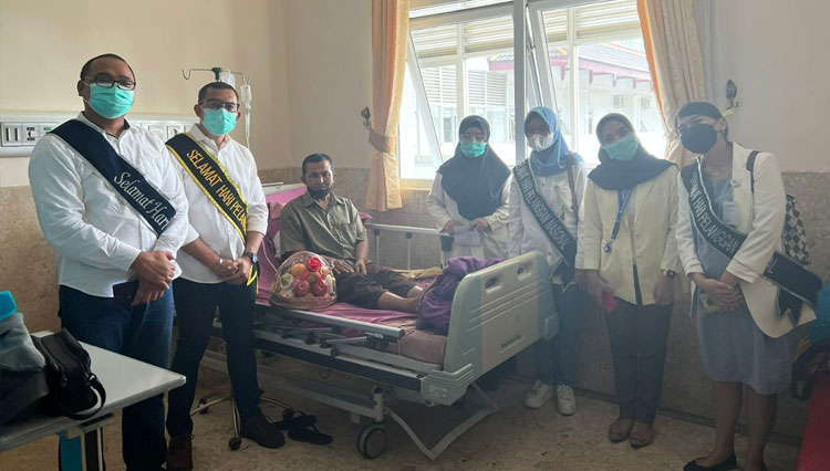 Direksi BPJS Ketenagakerjaan Malang menjenguk pasien rawat inap driver ojol yang merupakan peserta aktif. (Foto: BPJS Ketenagakerjaan for TIMES Indonesia)