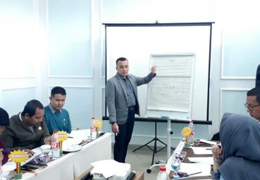Billy Martasandy, S.Psi., M.Si., Memberikan Paparan Kepada Karyawan. (Foto:Wijaya)