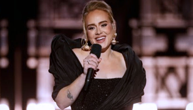Adele selangkah lebih dekat untuk mencapai status EGOT setelah memenangkan Emmy Award untuk variety spesial (pra-rekaman) yang luar biasa untuk spesial CBS-nya, “One Night Only.”(FOTO: Variety)
