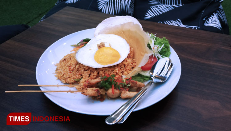 Nasi Goreng dan Cuanki yang menarik perhatian pengunjung di El Coffee & Eatery Jln Kutamaya No. 23 Sumedang Jabar. (FOTO: Alan Dahlan/TIMES Indonesia)