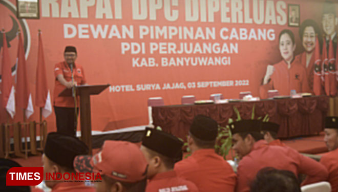 Ketua DPC PDI Perjuangan Kabupaten Banyuwangi, I Made Cahyana Negara saat memberi sambutan pelaksanaan Rapat Diperluas. (Foto: Ahmad Sahroni/TIMES Indonesia)