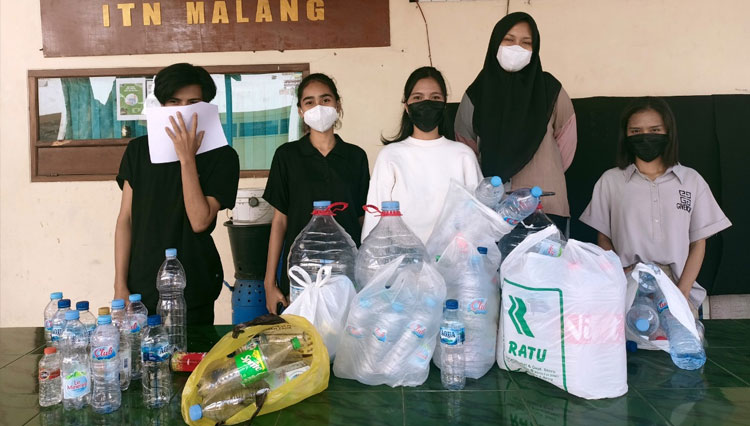 Mahasiswa ITN Malang membuat meja lipat dari tutup botol bekas. (Foto: Humas ITN Malang for TIMES Indonesia)
