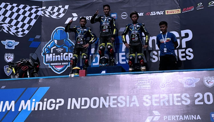 Hafidz Fahril Rasyadan menjadi jawara FIM MiniGP Indonesia Race 2. (FOTO: Imron for TIMES Indonesia)