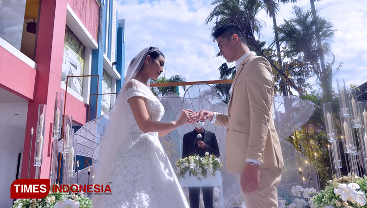 Simulasi wedding artistik bergaya Eropa di Artotel TS Suites Surabaya, Senin (5/9/2022). (FOTO: Lely Yuana/TIMES Indonesia) 