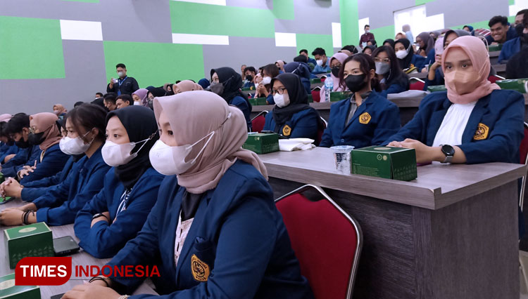 kuliah-umum-di-Unmer-Madiun.jpg