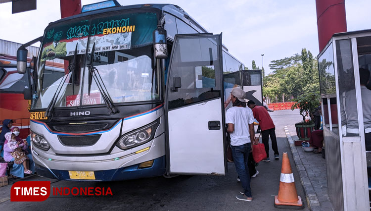 Suasana terminal bus tipe A Kertonegoro Ngawi, pasca kenaikan harga BBM. (Miftakul/TIMES Inodnesia)