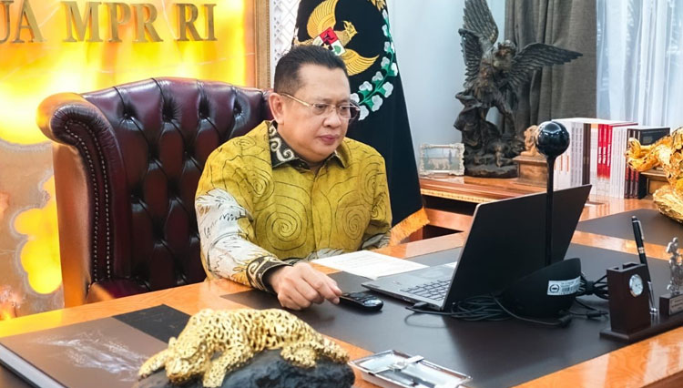 Ketua MPR RI Bambang Soesatyo saat acara Seminar Wisuda Unit Program Belajar Jarak Jauh Universitas Terbuka Purwokerto secara daring dari Jakarta, Senin (5/9/2022). (foto: dok MPR RI)