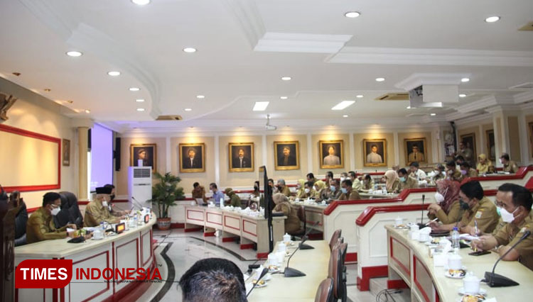 Bupati-Malang-Sanusi-ketika-bersama-KPK-RI-a.jpg