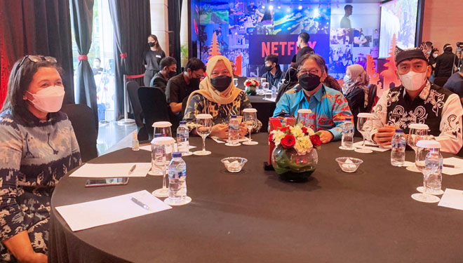 Dwi Marhen mengenakan batik dan udeng Banyuwangi, saat hari pertama bertugas menjadi Direktur Pemasaran Pariwisata Nusantara Kemenparekraf RI. (Foto : Dwi Marhen for TIMES Indonesia)