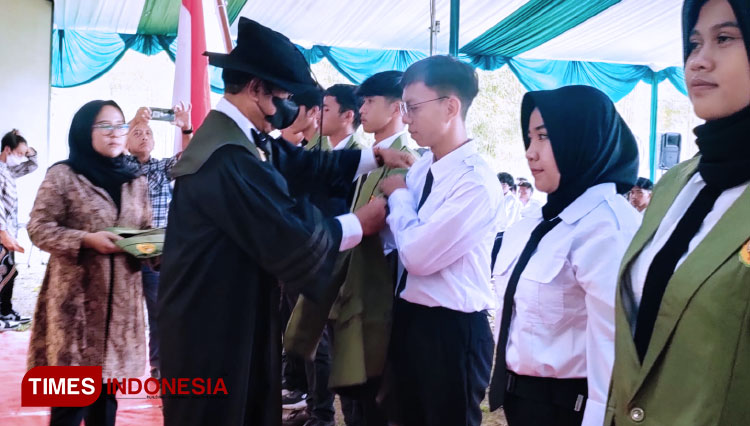 Rektor Unper Tasikmalaya Prof.Dr.Yus Darusman memakaikan jas almamater kepada mahasiswa pada gelaran PKKMD Unper 2022, Selasa (6/9/22) (FOTO: Harniwan Obech/TIMES Indonesia)