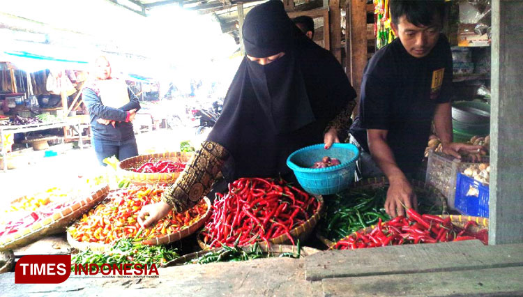 Pedagang cabai di pasar Majalengka. (FOTO: Herik Diana/TIMES Indonesia)