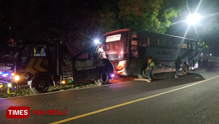Petugas derek nampak di TKP saat akan menderek Bus Budiman yang mengalami kecelakaan akibat rem blong. (Foto: Susi/TIMES Indonesia)