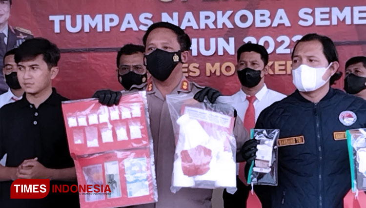 Kapolres Mojokerto, AKBP Apip Ginanjar saat menunjukkan barang bukti kasus penyalahgunaan Narkoba di Mako Polres Mojokerto, Rabu (7/9/2022). (FOTO: Thaoqid Nur/TIMES Indonesia) 