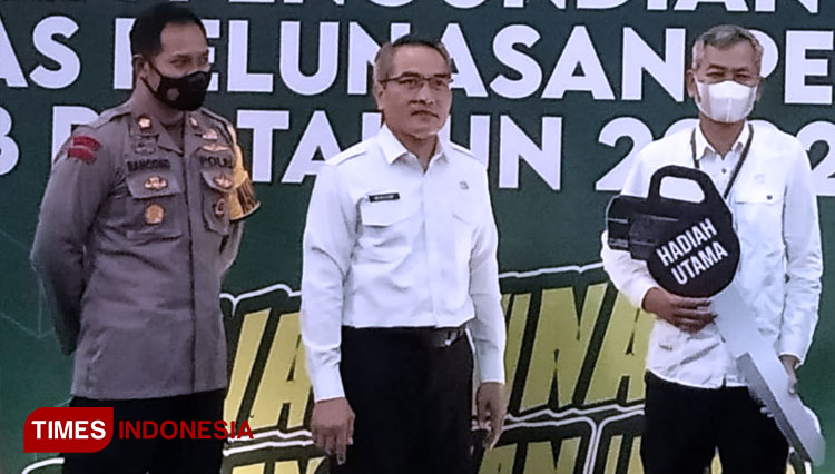 Bupati Bantul Abdul Halim Muslih ketika menyerahkan hadiah berupa sepeda motor. (FOTO: Totok Hidayat/TIMES Indonesia)