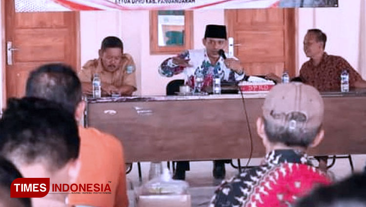 Ketua DPRD Pangandaran Asep Noordin saat menghadiri kegiatan sosialisasi UMKM digital. (FOTO: Syamsul Ma'arif/TIMES Indonesia)