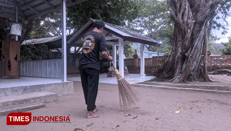Juru-Kunci-makam-Syekh-Brubuh-Pacitan.jpg