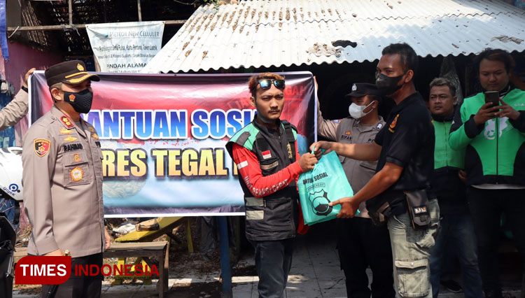 Ringankan Beban Pekerja Sektor Tranportasi, Polres Tegal Kota Saluran Bansos