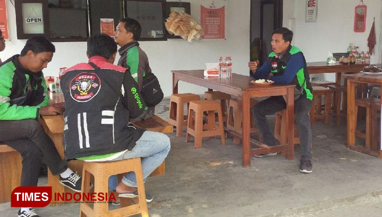 Para driver ojol di Majalengka bertahan di tengah kenaikan harga BBM. (FOTO: Herik Diana/TIMES Indonesia)