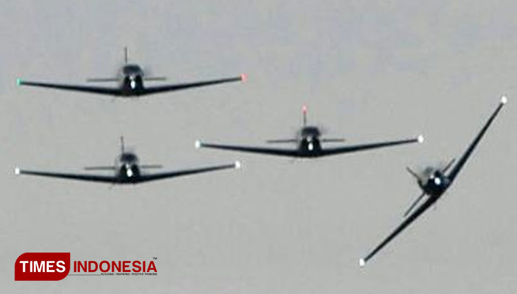 [BREAKING NEWS] Pesawat Bonanza TNI AU Jatuh di Surabaya