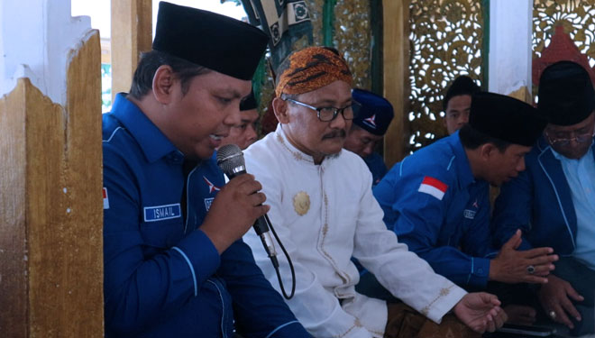 Pengurus dan kader Partai Demokrat di Pamekasan ngaji sejarah pendiri Kabupaten Pamekasan bertempat di Makam Raja Ronggosukowati. (Foto: Akhmad Syafi'i/TIMES Indonesia)