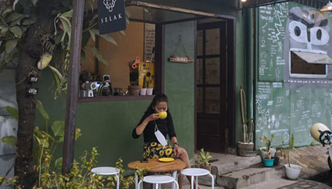 Selakkopi Gives a New Sensation of Having Your Coffee Next to the Railroad
