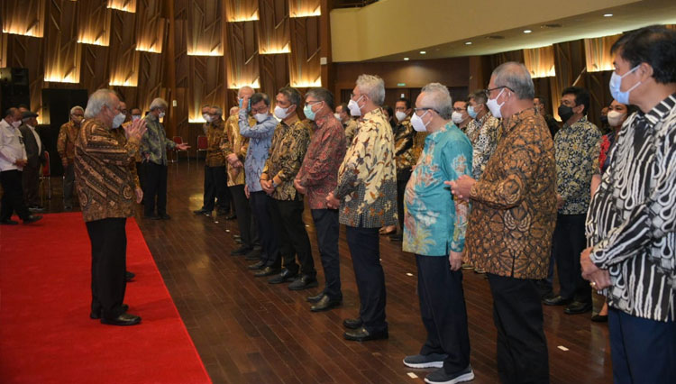 Menteri PUPR RI Basuki Hadimuljono saat melantik DPP HPJI masa bhakti 2019-2023 di Auditorium Kementerian PUPR RI, Kamis malam (8/9/2022). (FOTO: Biro Komunikasi Publik Kementerian PUPR RI)