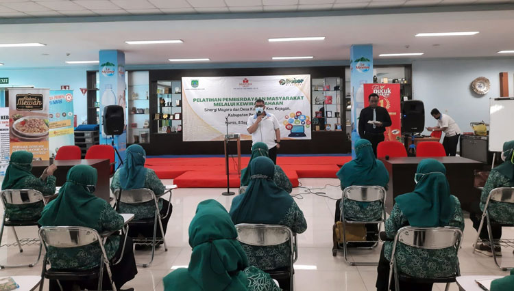 Puluhan ibu-ibu PKK dari Desa Kurung, Kecamatan Kejayan, saat mengikuti pelatihan wirausaha dari PT.TFJ. (Foto: Dok. PT TFJ)