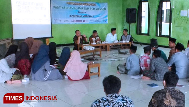 Pimpinan Cabang BMT Amanah Indonesia Roni Abdillah bersama tim kesehatan masyarakat Puskesmas Wangon 1 saat memberi penyuluhan. (FOTO: Sutrisno/TIMES Indonesia)