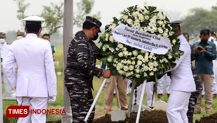 Prosesi-Pemakaman-Almarhum-Pilot-dan-Kopilot-a.jpg
