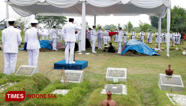 Prosesi-Pemakaman-Almarhum-Pilot-dan-Kopilot-b.jpg