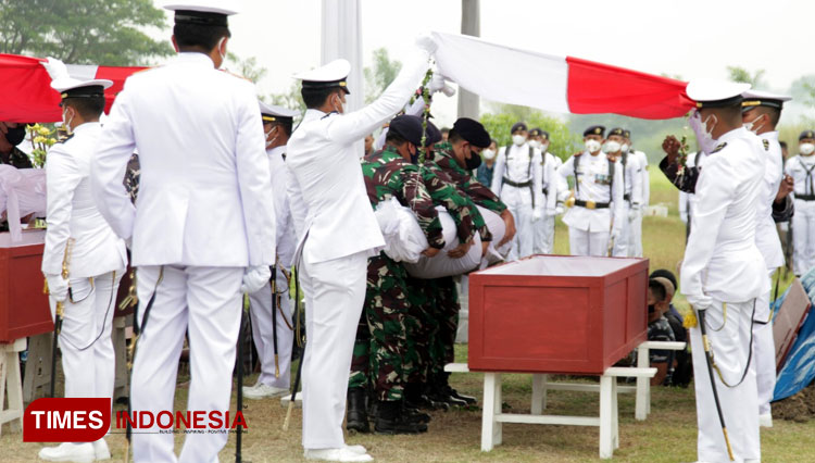 Prosesi pemakaman Pilot Kapten Laut (Anumerta) Judistira Eka Permady dan Kopilot Letnan Satu Laut (Anumerta) Dendy Kresna Bhakti, di Makam Bahagia TNI AL Wilayah Timur, Desa Gisik Cemandi, Kecamatan Sedati. (Foto: Akharna for TIMES Indonesia)