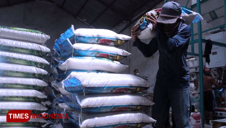 Sejumlah beras siap edar ditata di salah satu penggilingan di Kabupaten Kediri (FOTO: Yobby/TIMES Indonesia) 