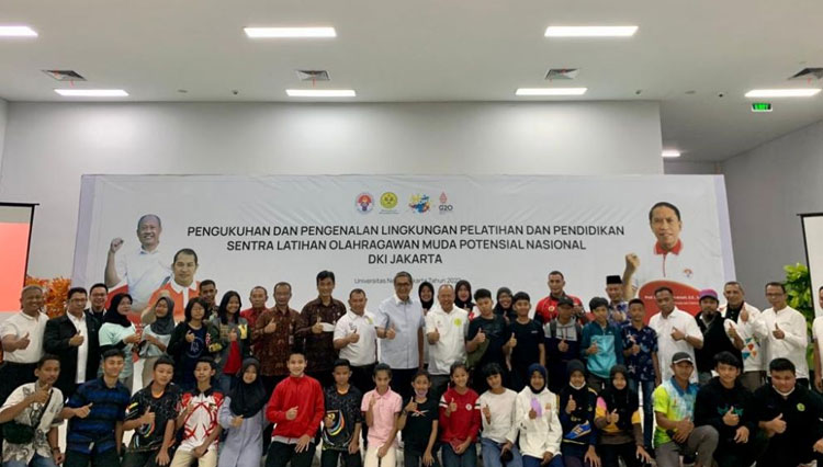 Rektor UNJ beserta Para Atlet Muda Potensial Nasional. (FOTO: AJP TIMES Indonesia)