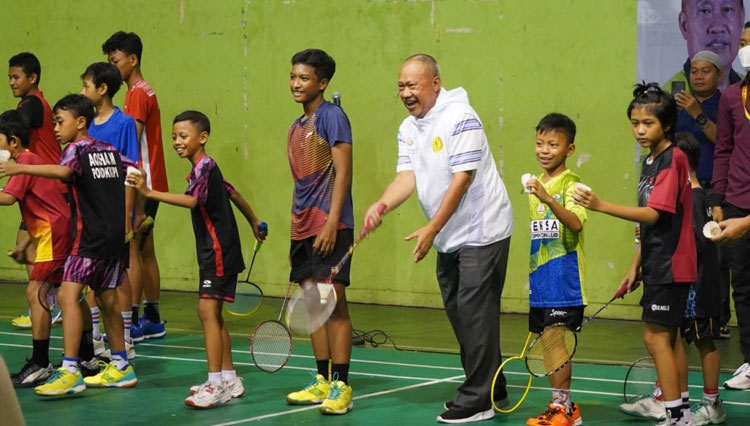 Rektor UNJ melakukan servis shuttle cock bersama para peserta akademi badminton UNJ. (FOTO: AJP TIMES Indonesia)