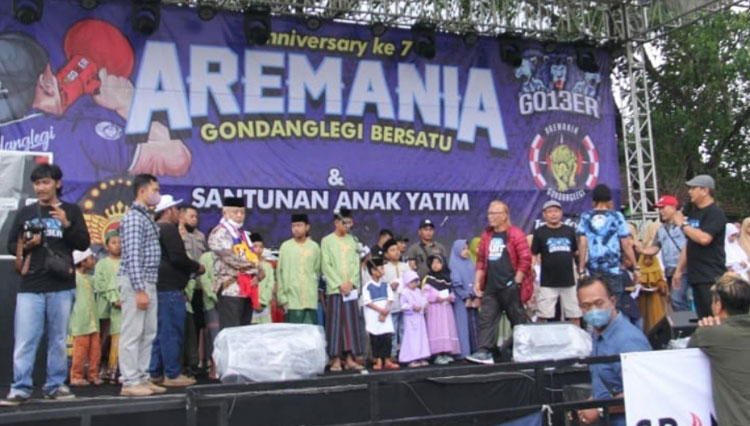 Peringati HUT ke-7, Aremania Gober Santuni Anak Yatim Piatu