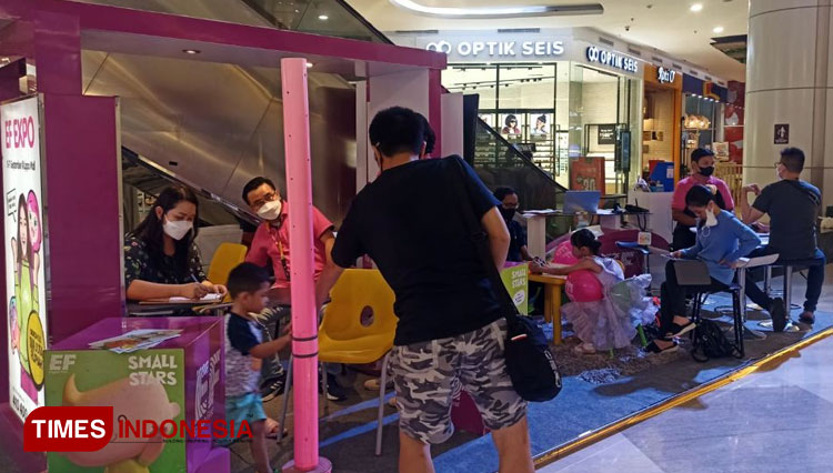 Stand EF Expo di Atrium Lippo Plaza Jember. (Foto: Siti Nur Faizah/TIMES Indonesia) 