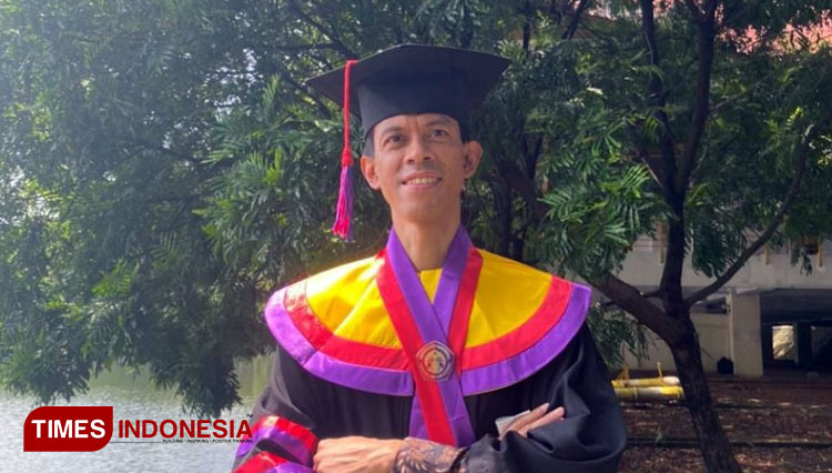 Stanislaus Riyanta saat di wisuda gelar doktor di Universitas Indonesia. (FOTO: dok. Stanislaus Riyanta for TIMES Indonesia) 