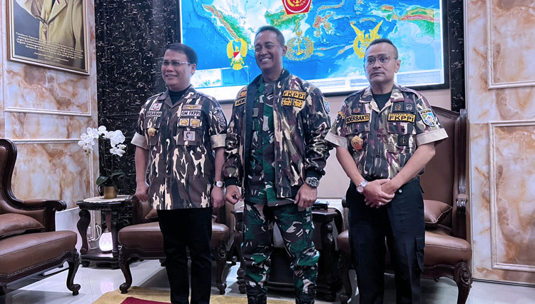 Panglima TNI Jenderal Andika Perkasa didampingi Ketua Umum GM FKPPI Dwi Rianta Soerbakti dan Ketua Wantimpus GM FKPPI Dr Ahmad Basarah. (FOTO: Istimewa)